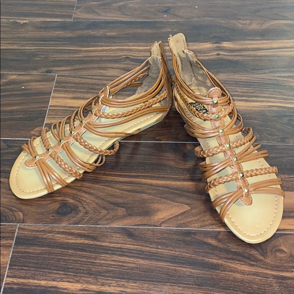 Open toed flat sandals